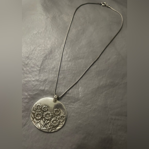 AUTHENTIC OR PAZ ( signed B )
Slightly oxidized sterling silver pendant. - Picture 2 of 12